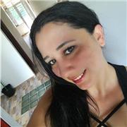 Tutor de español que apoya y enseña a los niños en su aprendizaje del idioma.